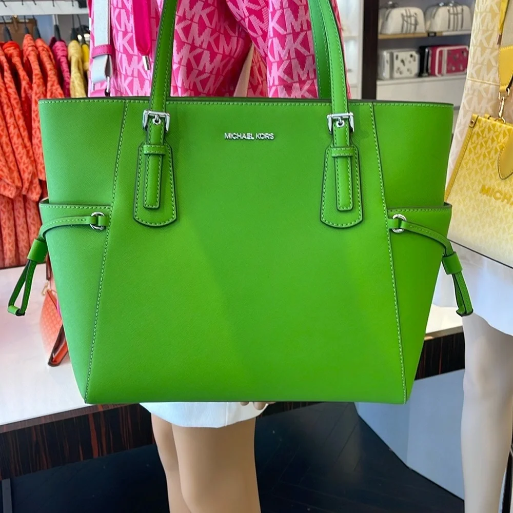 Michael Kors Voyager Large Saffiano Leather Tote Bag
Jungle Green
NWT - Picture 4 of 16
